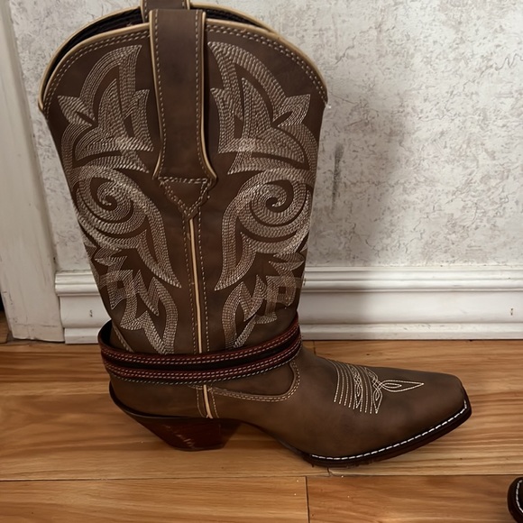 Boots - Picture 5 of 6